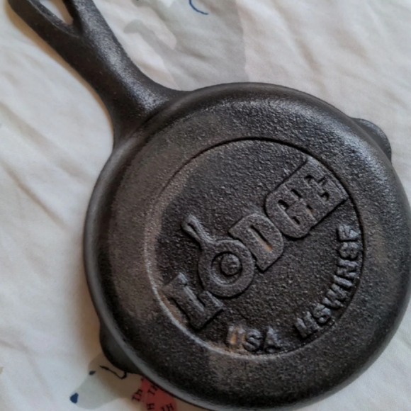 New Lodge 3.5 inch mini cast iron skillet, snowflake pattern - Picture 2 of 3